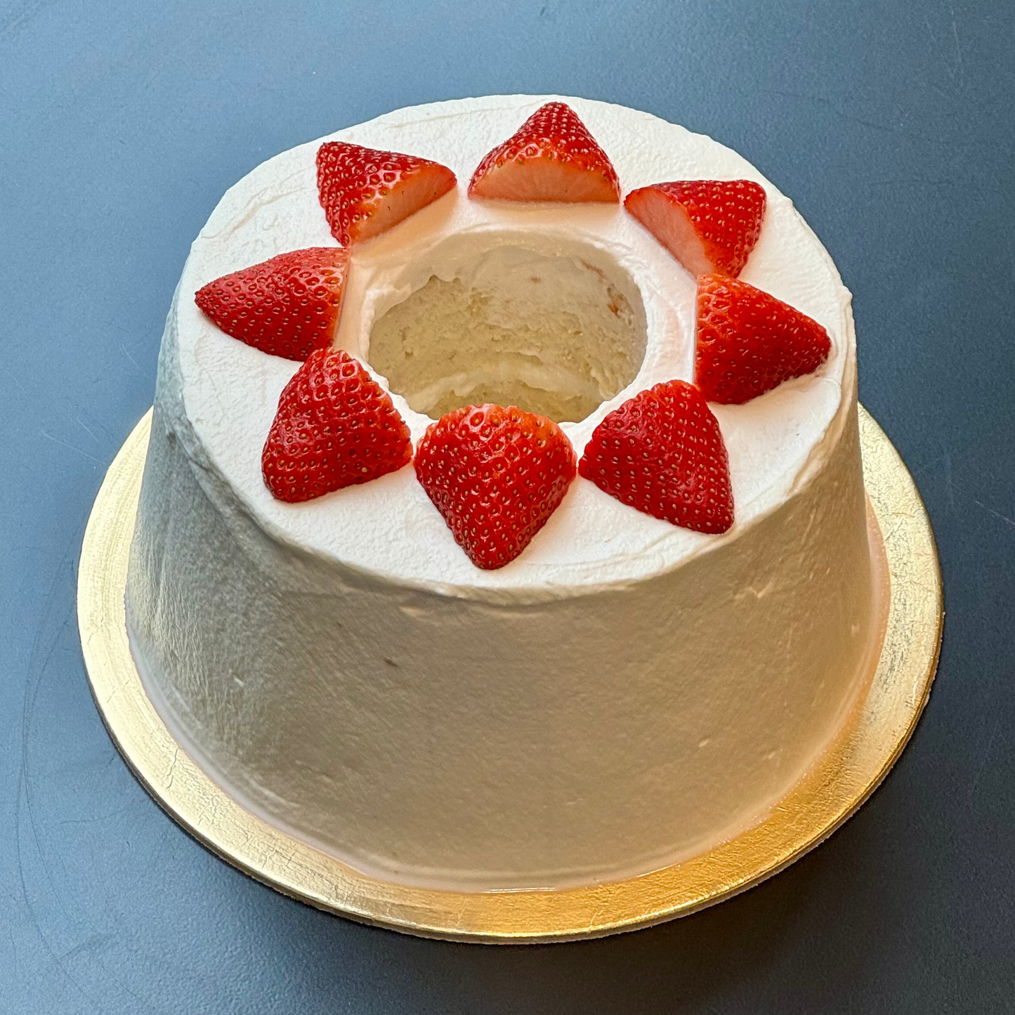 Torta d'angelo glassata alle fragole