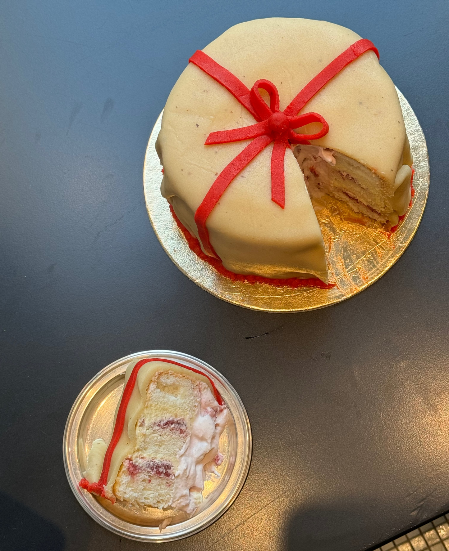 MINI CHRISTMAS GIFT CAKE