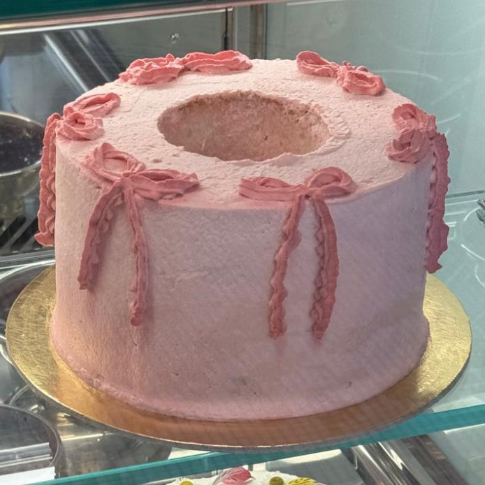 Torta d'angelo con fiocco glassato