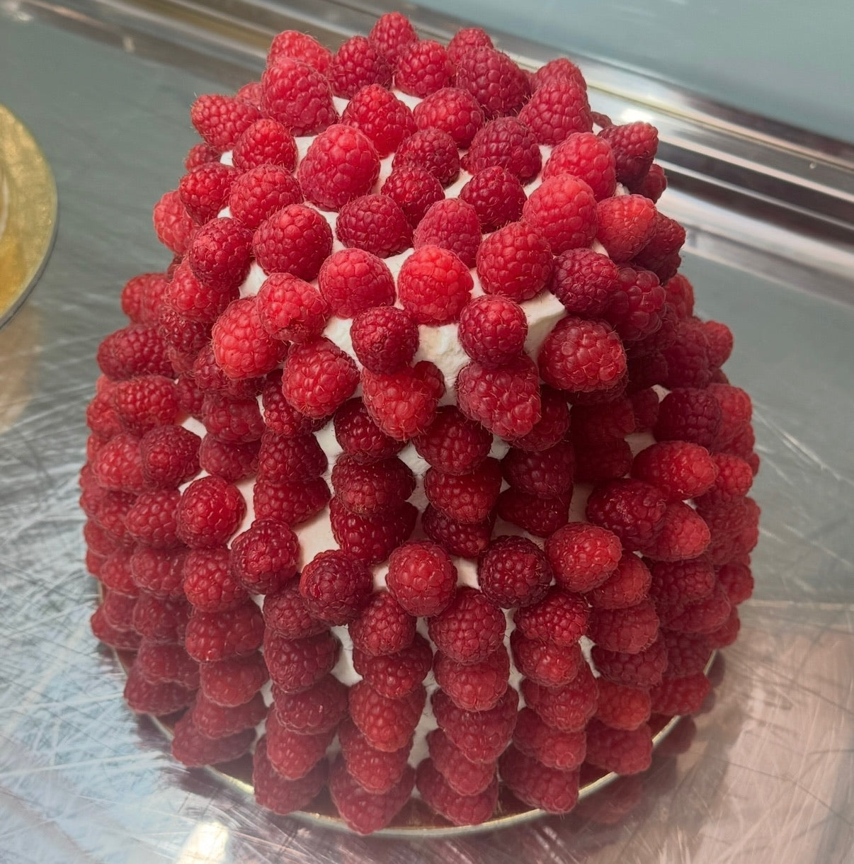 Torta ricoperta di frutti di bosco