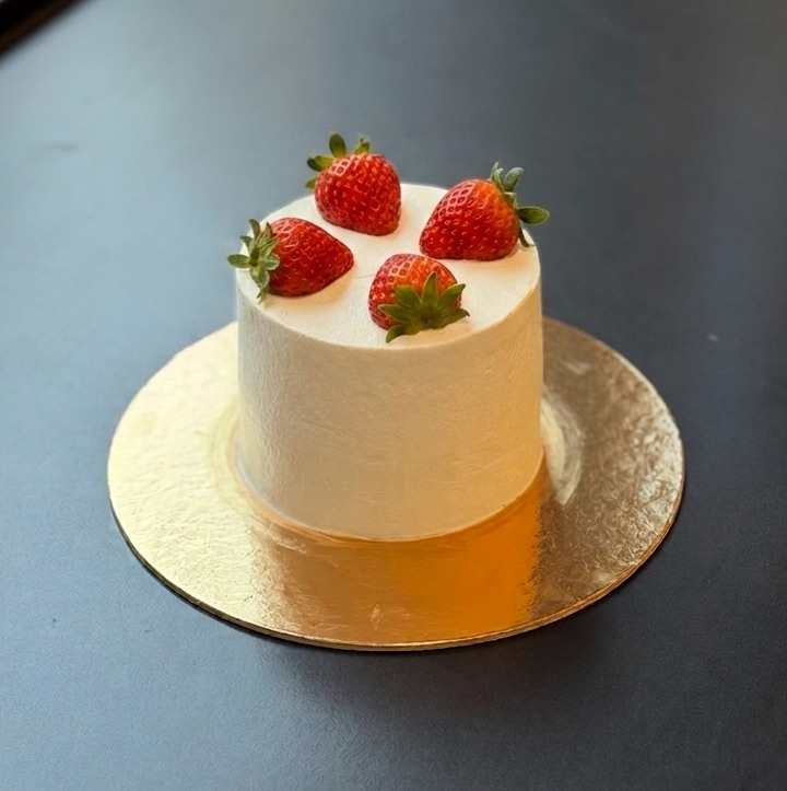 Torta d'angelo glassata alle fragole