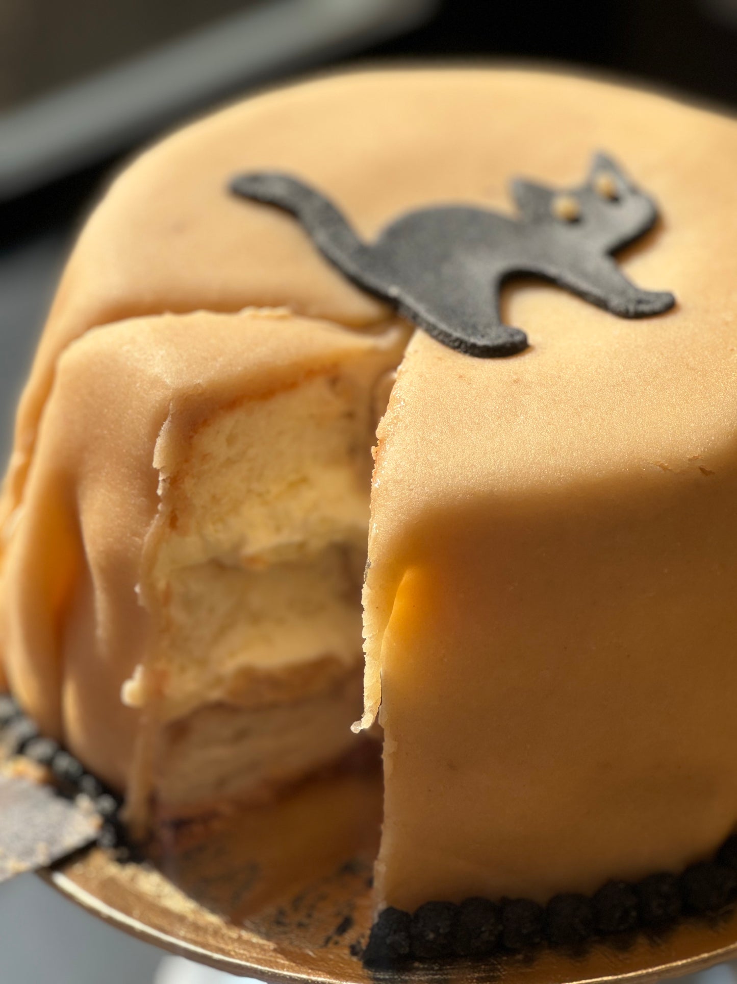 BLACK CAT PRINCESS CAKE