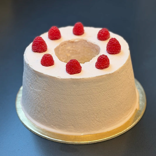 Torta d'angelo glassata al lampone