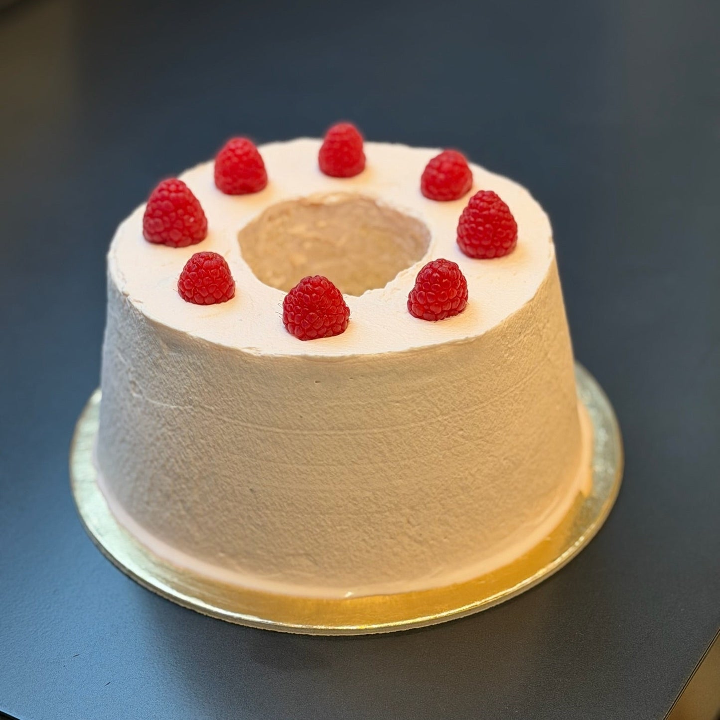 Torta d'angelo glassata al lampone