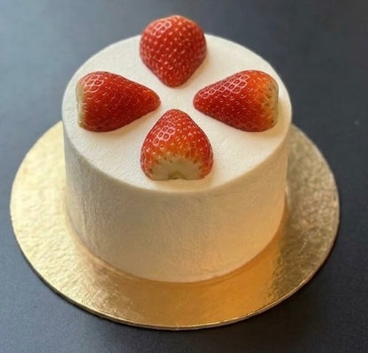 Torta d'angelo glassata alle fragole