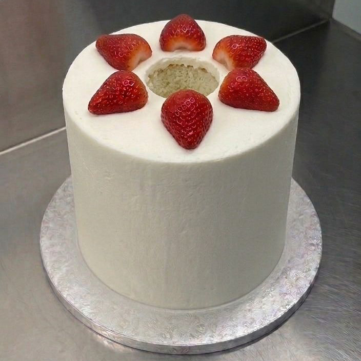 Torta d'angelo glassata alle fragole