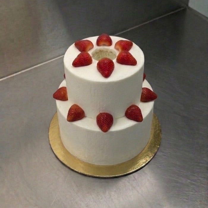 Torta d'angelo glassata alle fragole