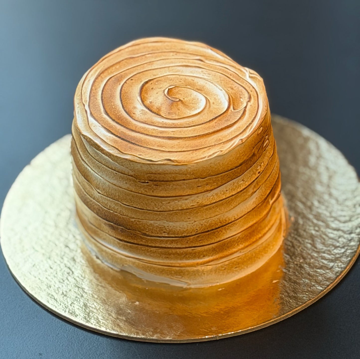 Mini cake with diplomat cream and toasted vanilla meringue