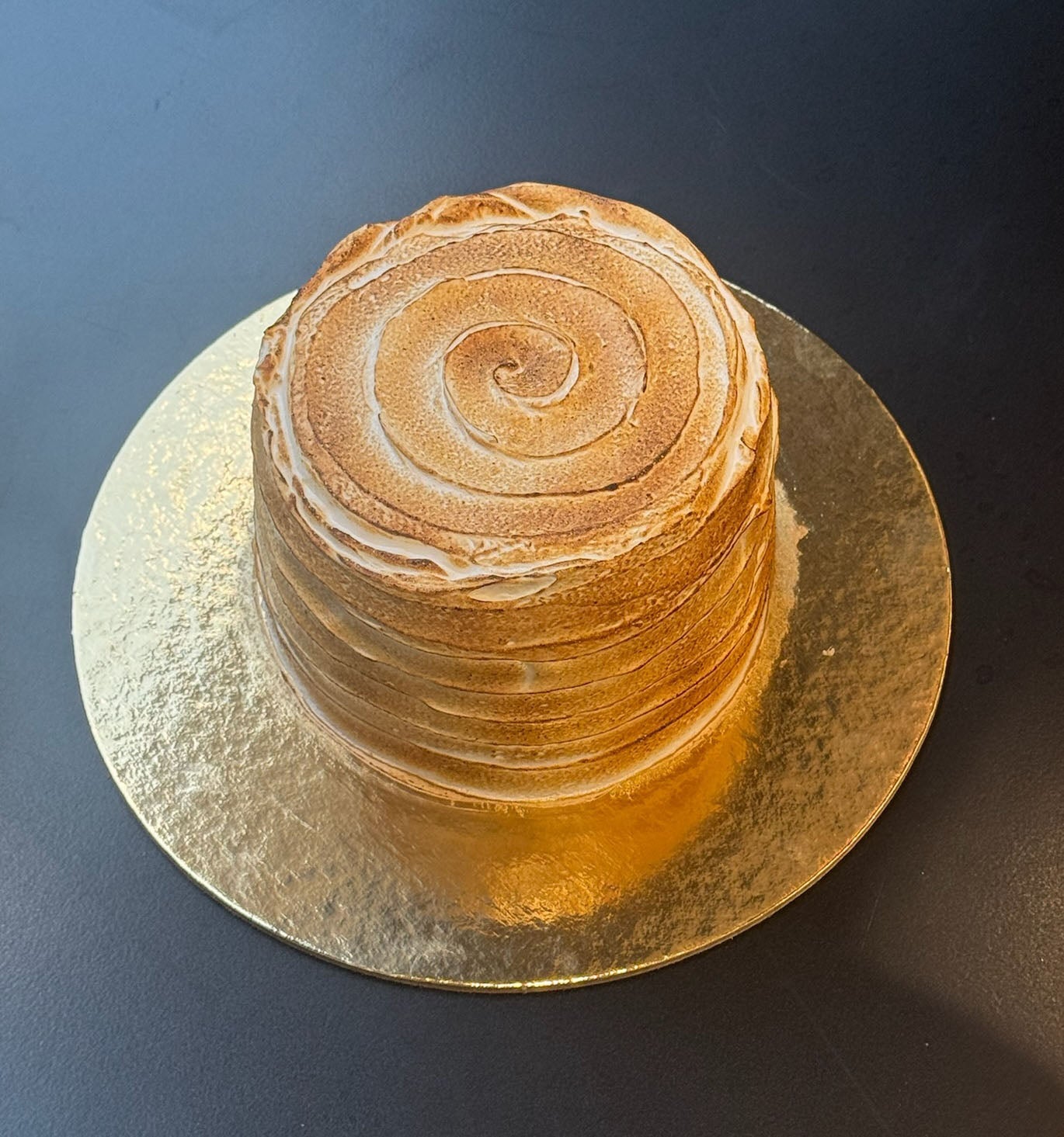 Mini cake with diplomat cream and toasted vanilla meringue